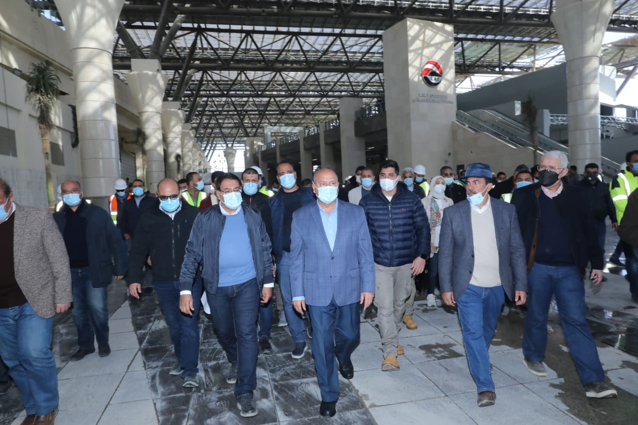 وزير النقل يستقل أحد قطارات LRT في المسافة من العبور لبدر مرورا بالشروق والمستقبل وهيليوبوليس الجديدة 