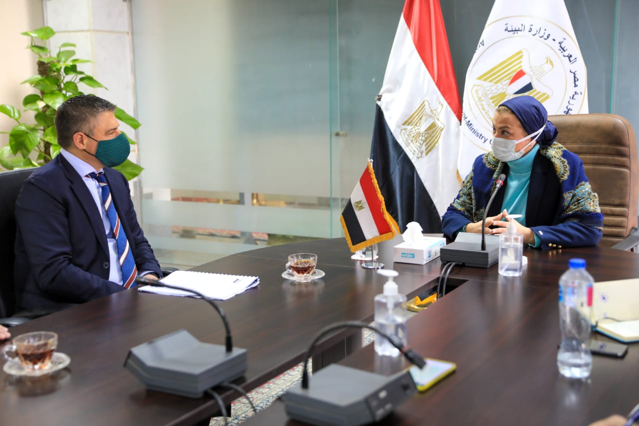 البيئة تناقش مع ممثلي شركات الطاقة سبل التعاون في مجال تكنولوجيا الوقود المتوافقة بيئيا