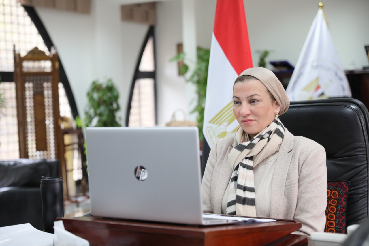 وزيرة البيئة ومحافظ الفيوم يناقشان فرص الاستثمار بالمحميات وادارة المخلفات