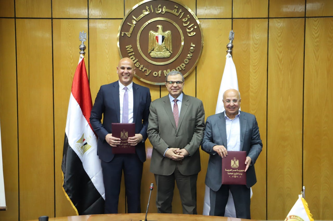  توقيع اتفاقية عمل جماعية تحقيق مزايا في الأرباح والحوافز والأجور لـ 4000 عامل.. تعرف على التفاصيل