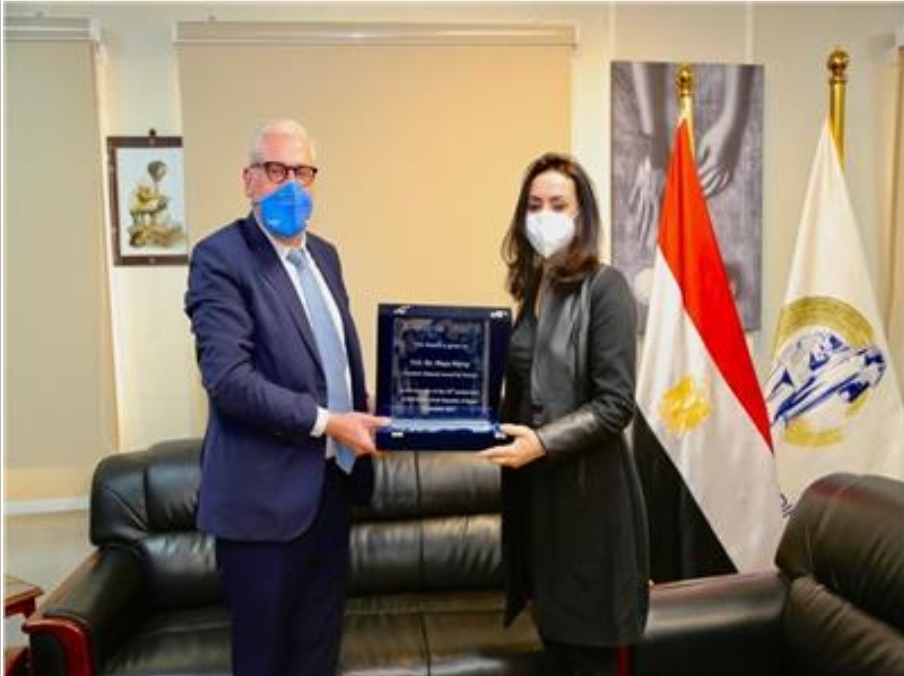 الدكتورة مايا مرسي تستلم جائزة أصدقاء المهاجرين من منظمة الهجرة الدولية