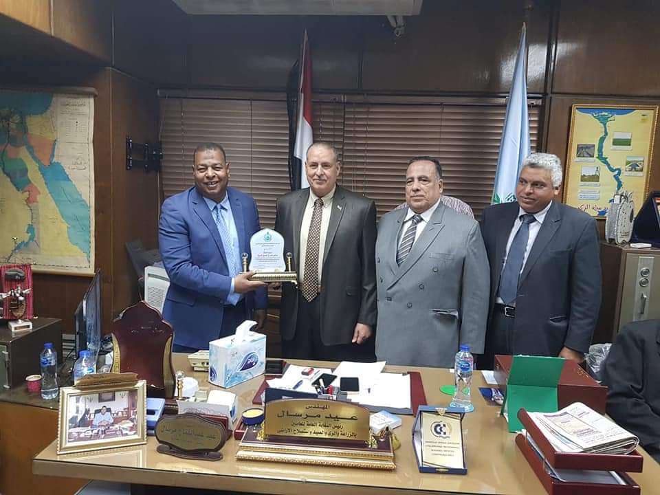 رئيس النقابة العامة للزراعة خلال تكريمه رؤساء لجان نقابية :العمل النقابي وطني من الدرجة الأولى..وعمالنا وقفوا صفا واحدا رغم التحديات