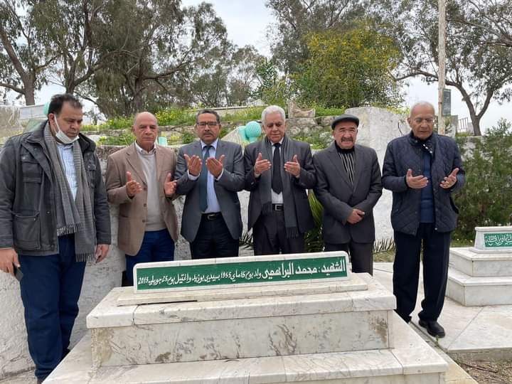 الكرامة يزور قبر الشهيد محمد البراهمي.. وصباحي: التضحيات المقدمة من الشهداء لم تحقق أهدافها حتى اللحظة