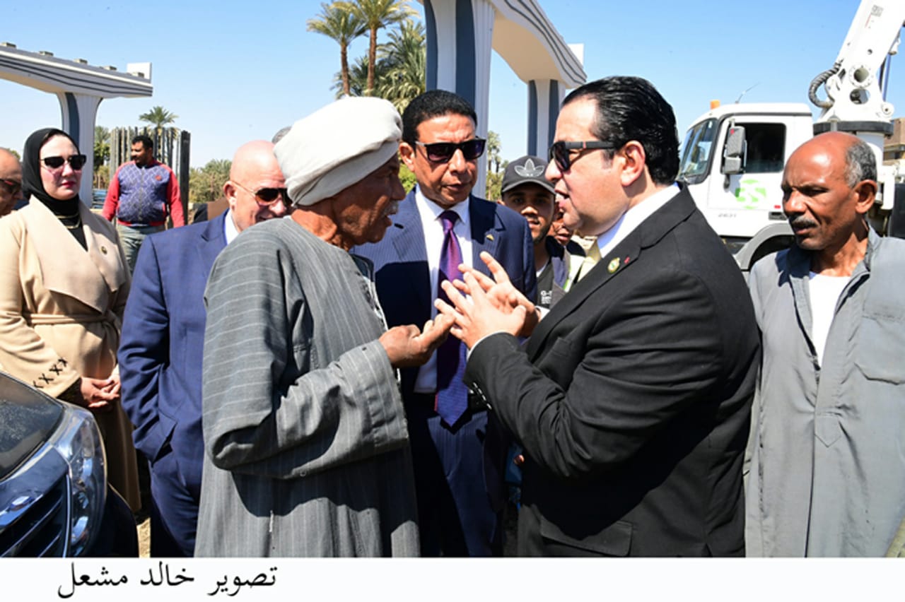 وفد نقل النواب يتفقد محور شمال الأقصر.. والعمال يهتفون : تحيا مصر