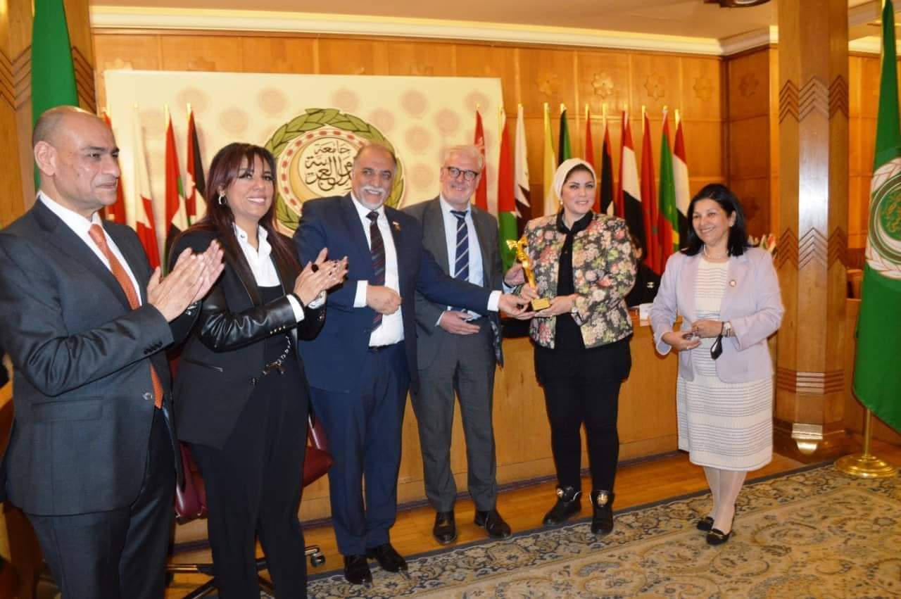 المجلس العربي للمسؤولية المجتمعية يكرم السيدة منال العبسي