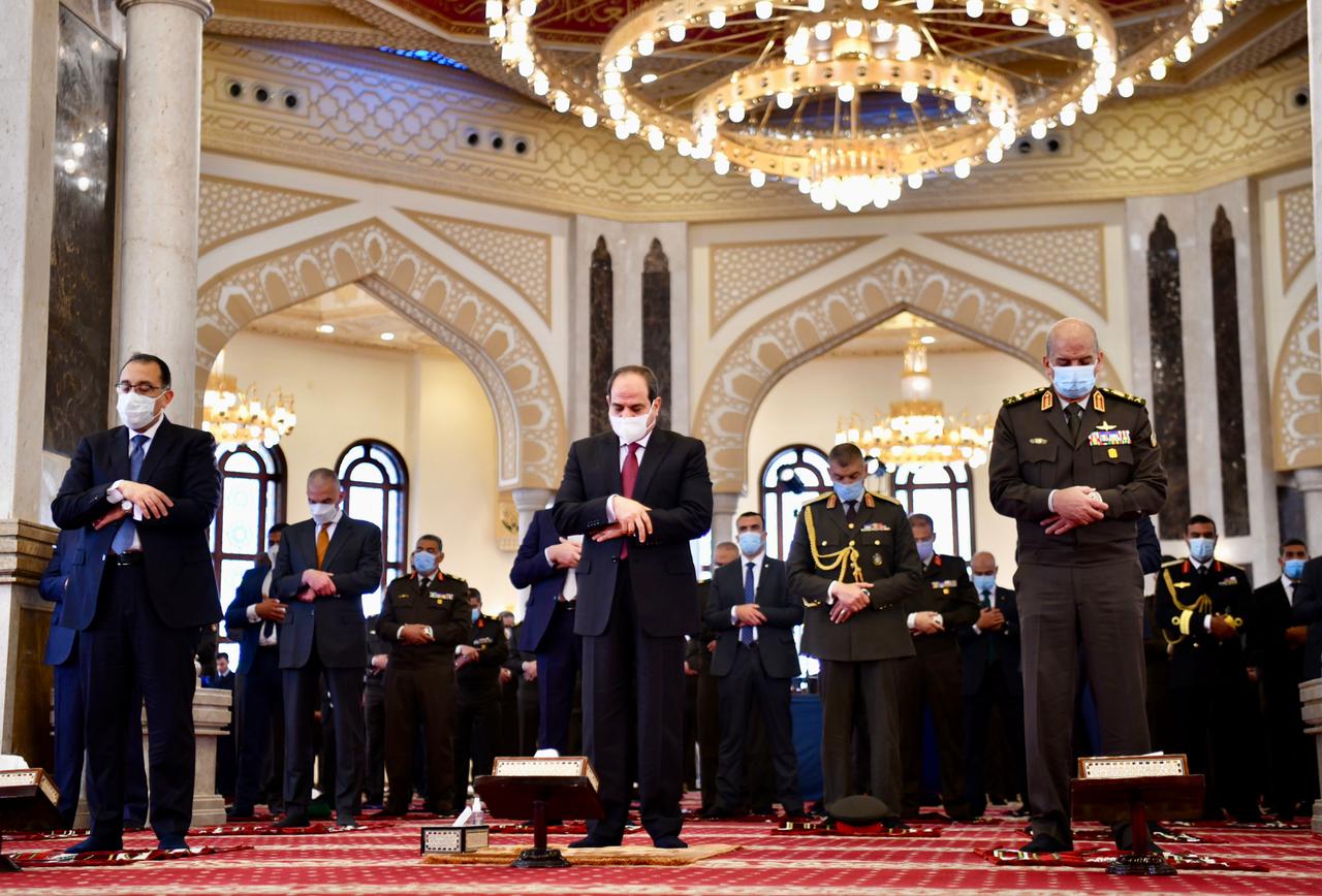 الرئيس السيسي: الشعب المصري يقدر الجهود والتضحيات التي يقدمها أبطال القوات المسلحة دفاعًا عن أمن مصر وسلامتها