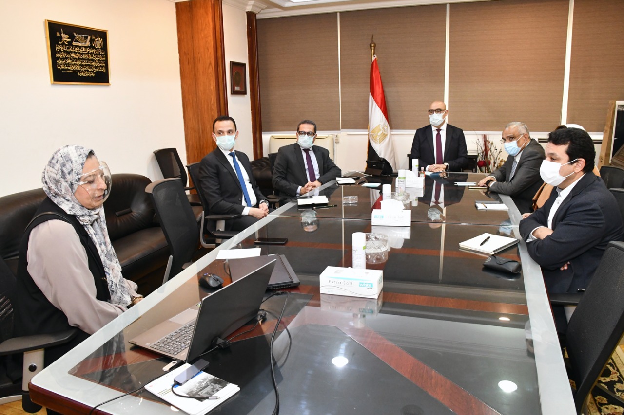 وزير الإسكان يستعرض مسودة الدليل الإرشادى لأسس ومعايير الحفاظ على الطابع المعمارى ودعم الهوية البصرية