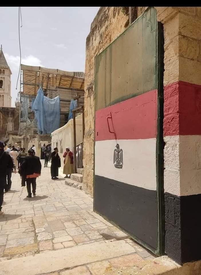 رهبان دير السلطان يرسمون علم مصر على الجدران ردا على انتهاكات الاثيوبيين