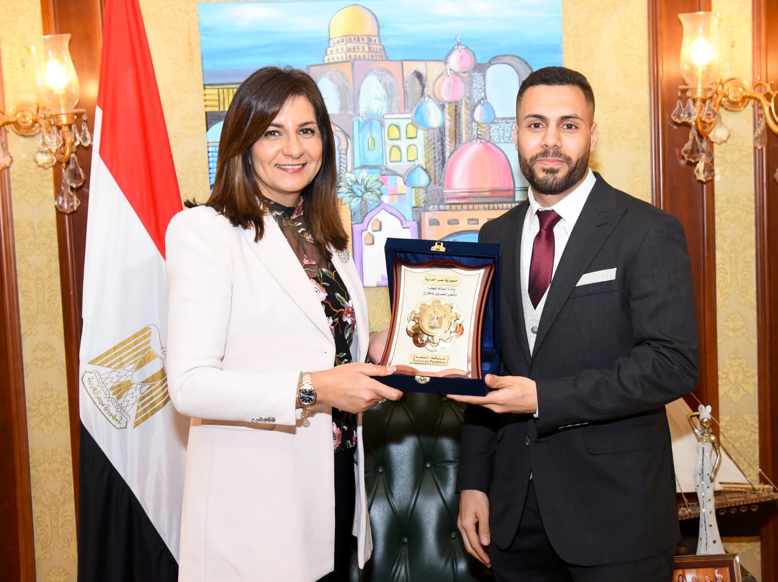 السفيرة نبيلة مكرم تمنح إسلام العشيري بطل إنقاذ المدنيين في أوكرانيا درع وزارة الهجرة