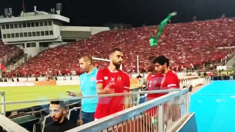 فيديو لنجم الأهلي يرمي "ميدالية" أبطال إفريقيا.. ويثير الجدل