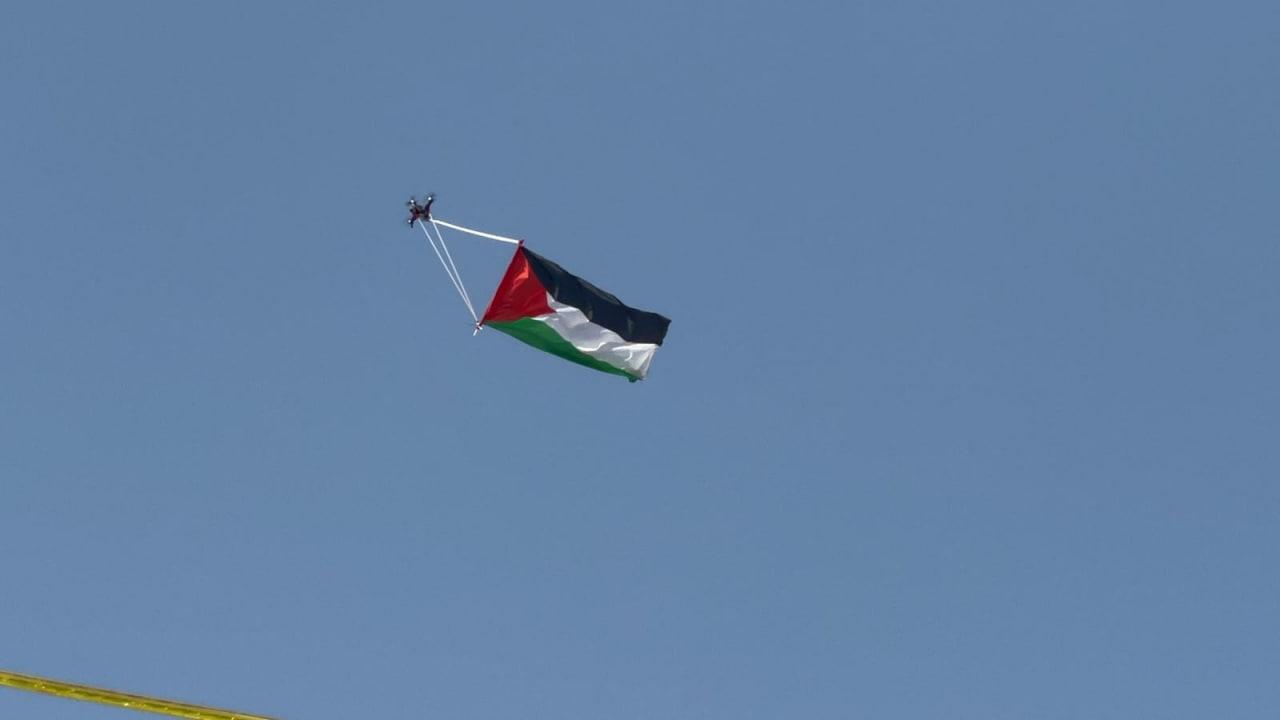 انطلاق مسيرة الأعلام في القدس.. وشرطة الاحتلال تعترض طائرة تحمل علم فلسطين