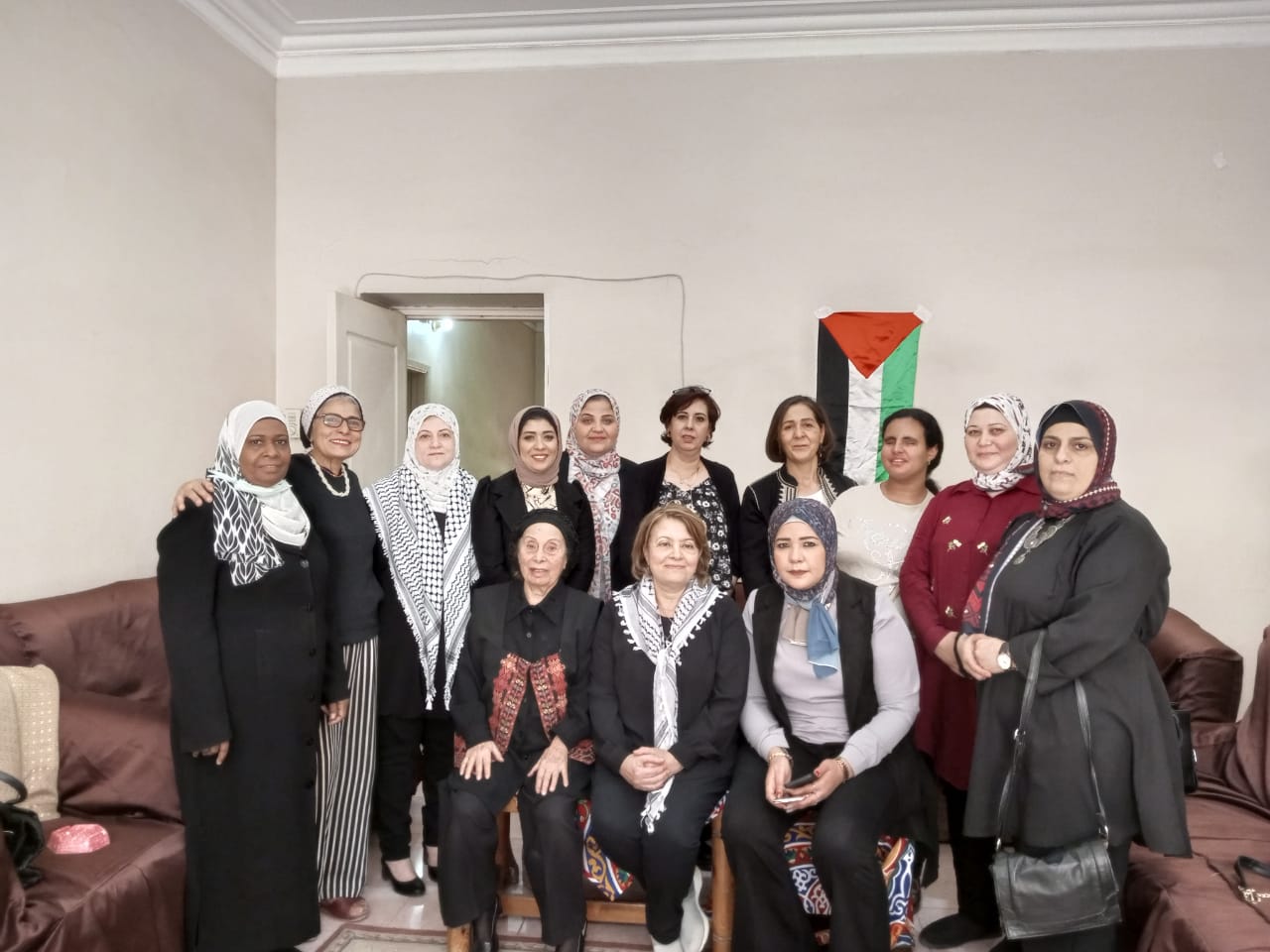قيادات نسائية بالمصري الديمقراطي الاجتماعي يلتقين بالمستشار السياسي لسفارة فلسطين و قيادات اتحاد المرأة الفلسطينية لتقديم العزاء
