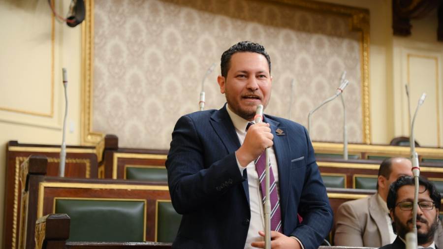 علاء عصام "نائب التنسيقية" يقترح إنشاء محطات لشحن السيارات بالكهرباء في 5 محافظات