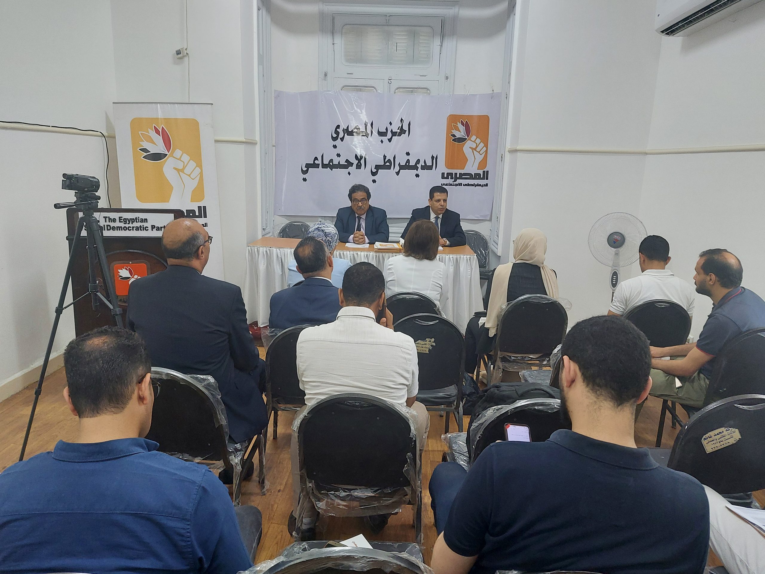 خلال المؤتمر الصحفي الذي عقده الحزب المصري الديمقراطي لعرض تصوراته بشأن الموازنة العامة للدولة وخطة التنمية الاقتصادية.. "فريد زهران": خياراتنا مختلفة عن الأحزاب الأخرى.. "سامي": الموازنة الجديدة مبنية على أسس غير سليمة.. "منصور": بها مخالفة دستورية.. البياضي: نطالب بإقالة الحكومة