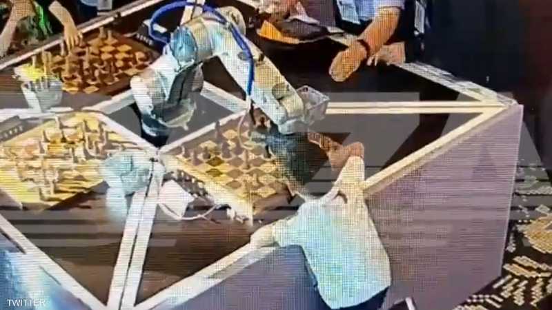 بالفيديو.. روبوت يهاجم طفلا صغيرا في مباراة شطرنج "مرعبة"