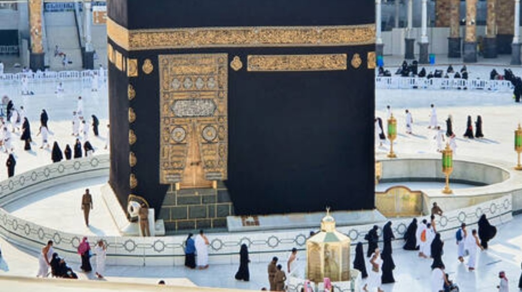 التحقيق مع سعودي سهل دخول صحفي أمريكي لمكة عبر مسلك خاص بالمسلمين فقط