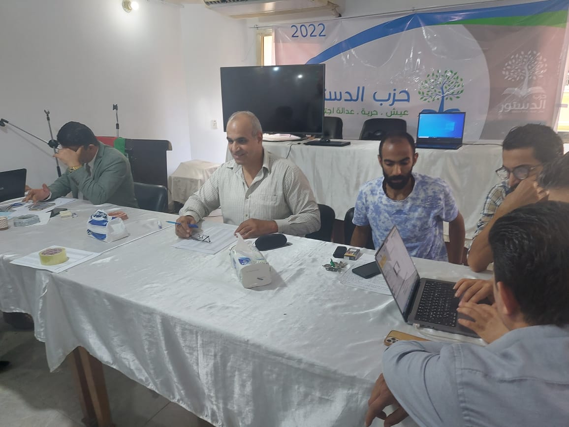 مشادات بسبب التصويت الإلكتروني بانتخابات حزب الدستور