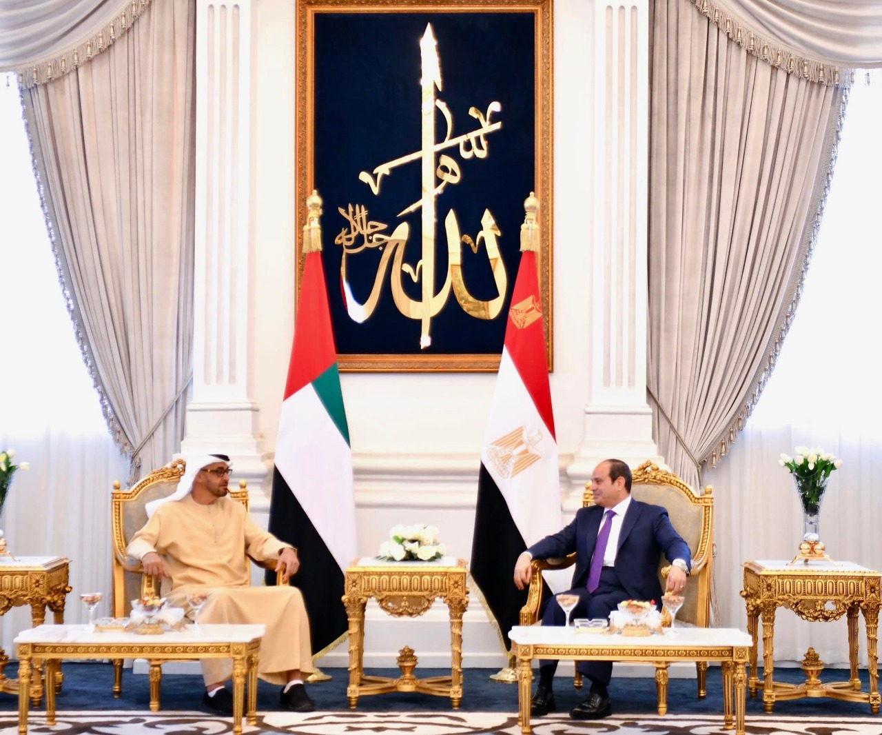 السيسى يستقبل بن زايد بمطار العلمين