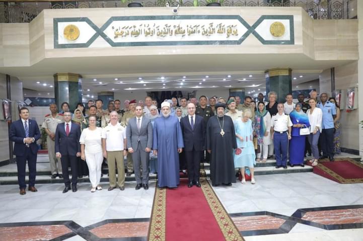 القوات المسلحة تنظم زيارة لعدد (62) من الملحقين العسكريين العرب والأجانب وزوجاتهم لمقر مشيخة الأزهر الشريف