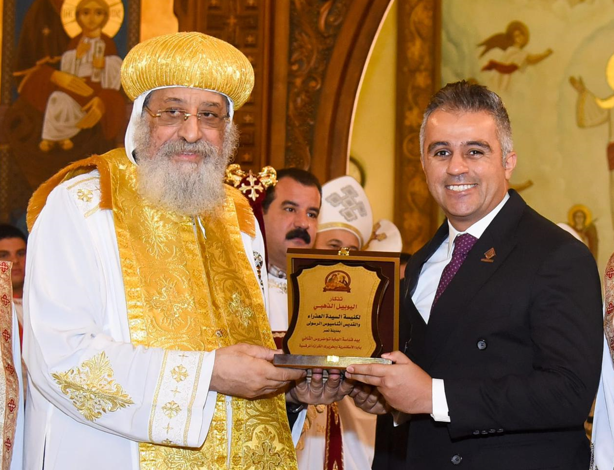 البابا تواضروس الثاني يكرم النائب أحمد فتحي خلال الإحتفال باليوبيل الذهبي لكنيسة السيدة العذراء والأنبا أثناسيوس