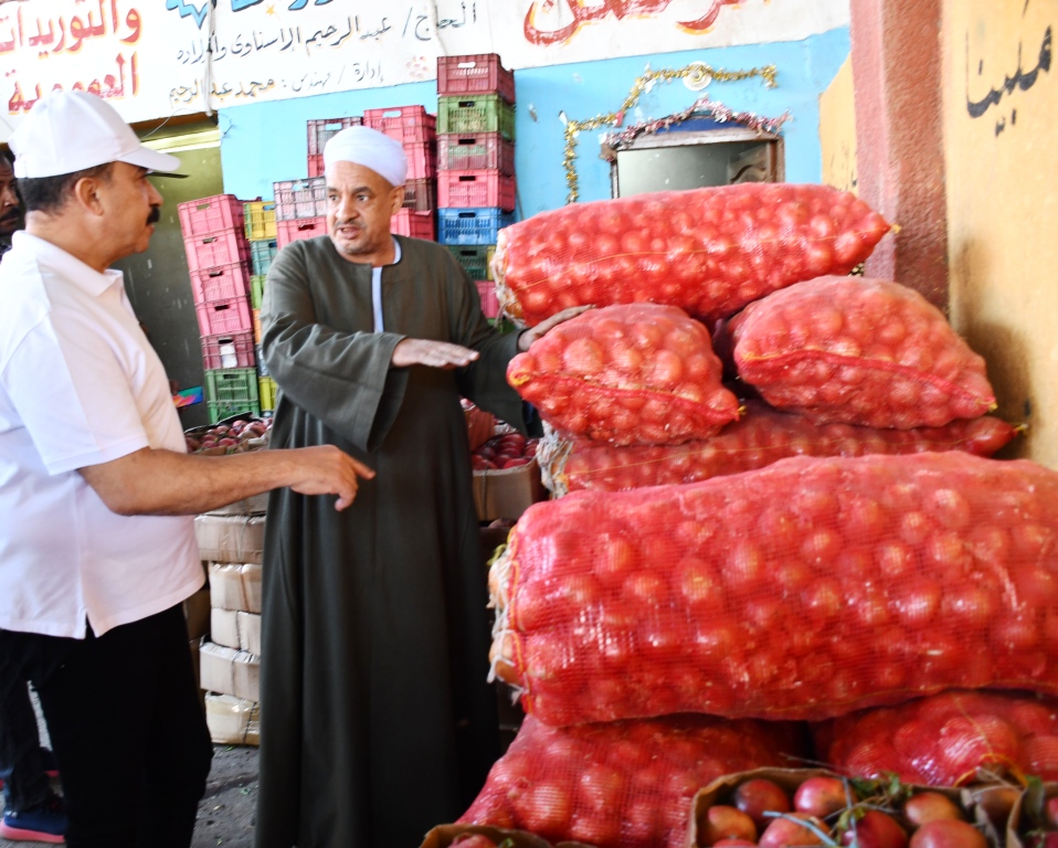 محافظ أسوان يتفقد حركة البيع والشراء بسوق الجملة للخضراوات والفاكهة