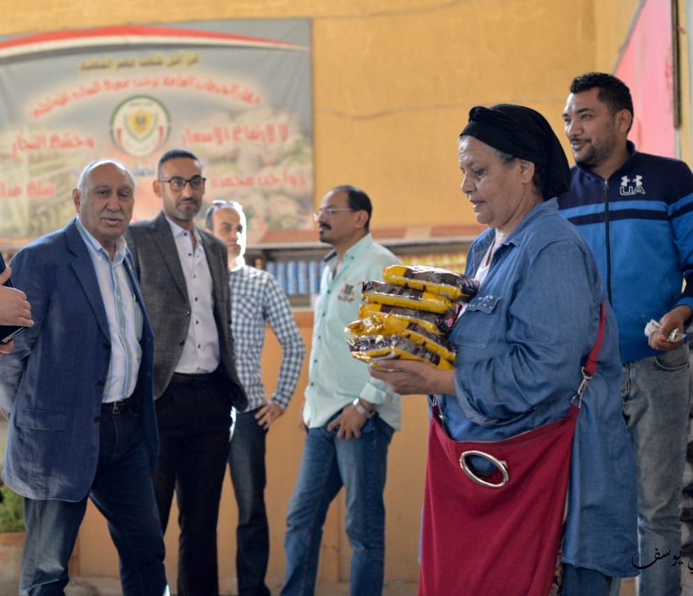 أحمد عثمان رئيس الغرفة التجارية بالإسماعيلية يتفقد معرض المنتزه لمتابعة توافر السلع بأسعار مخفضة