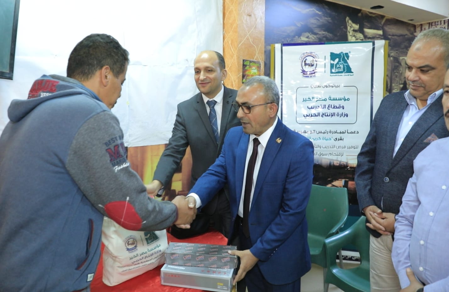 وزارة الإنتاج الحربي" و"مصر الخير" تنظمان احتفالية لتوزيع معدات على شباب الفنيين بمحافظة المنيا لبدء مشروعاتهم الخاصة