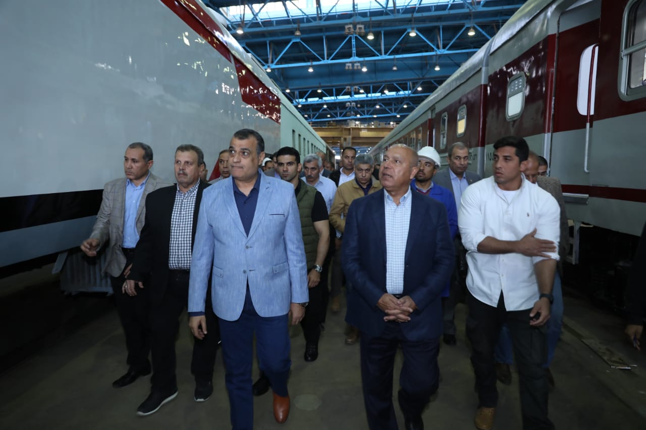 وزيرا النقل والدولة للإنتاج الحربي يتفقدان ورش كوم ابوراضي المتخصصة في إجراء العمرات المختلفة لكافة عربات ركاب السكك الحديدية