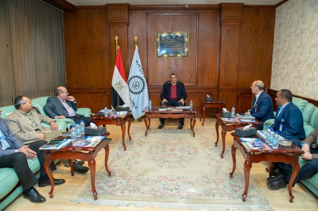 "وزير الدولة للإنتاج الحربي" يتابع مسيرة العمل في شركة حلوان لمحركات الديزل (وحدة شبرا الخيمة)