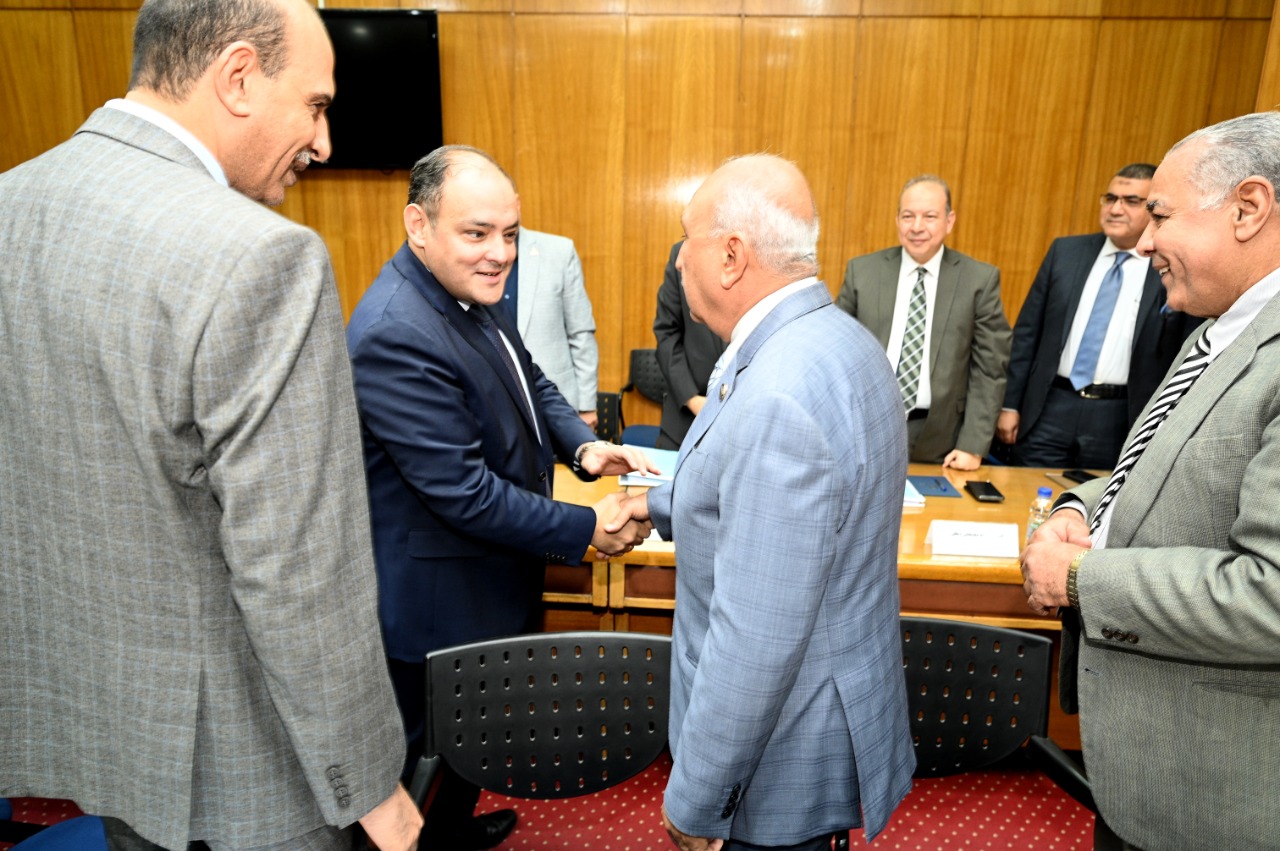 المهندس أحمد عثمان ورؤساء الغرف التجارية يلتقون وزير التجارة والصناعة ويؤكدون توفر السلع بالأسواق