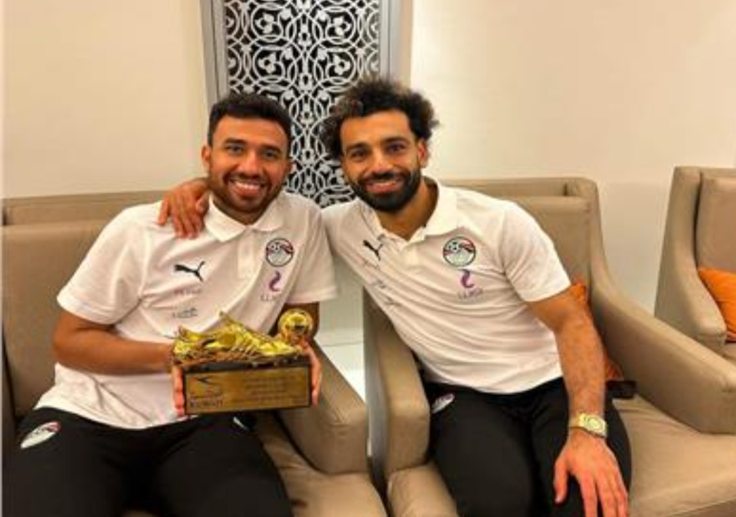 محمد صلاح يهدي تريزيجيه جائزة أفضل لاعب في مباراة مصر وبلجيكا