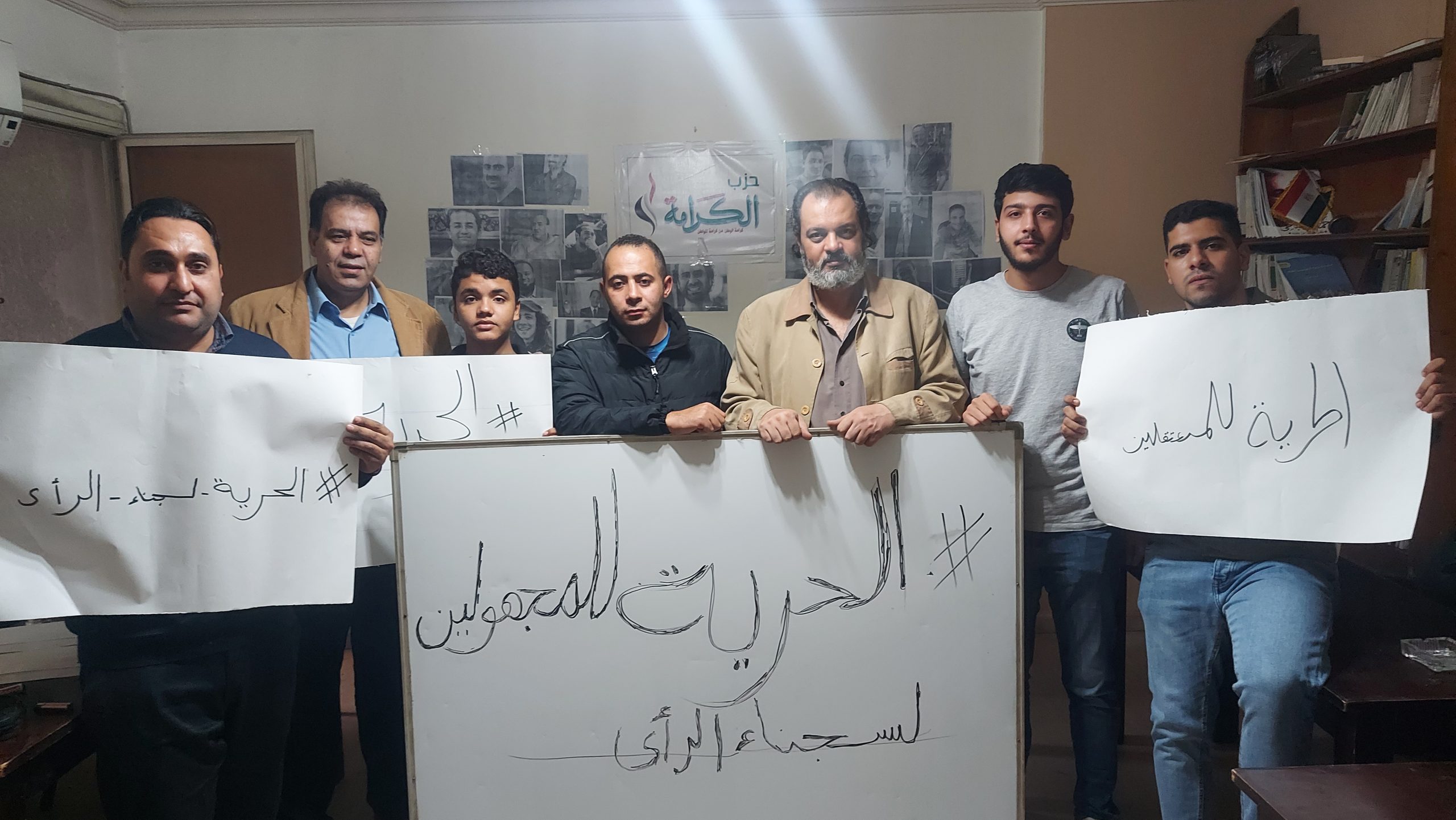 "صور" شباب الكرامة يبدا اضراب رمزى تضامنا مع سجناء الرأى