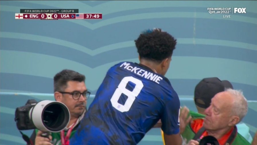 مونديال 2022.. حركة "مشينة" من لاعب أميركي بحق مصور المباراة