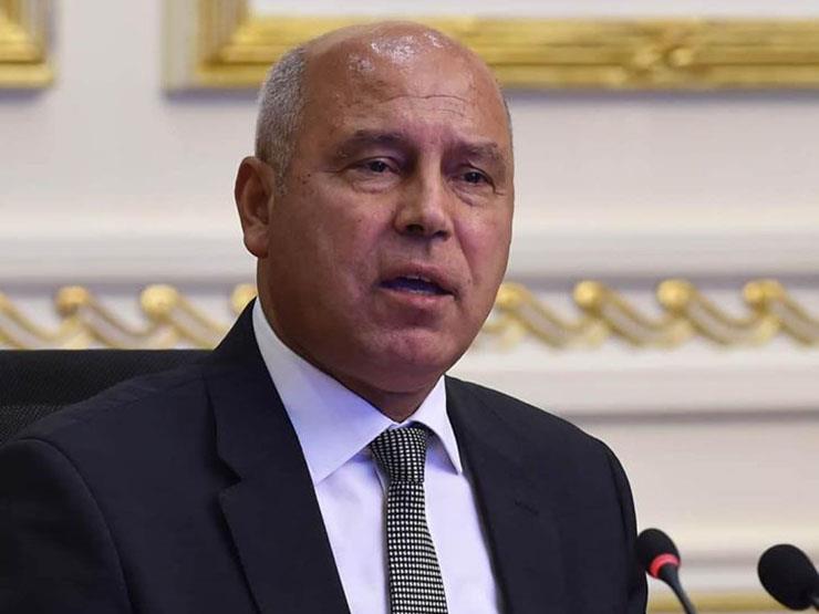 وزير النقل: الرئيس رفض الدخول فى الأراضى الزراعية خلال تطوير طريق «أسنيت»