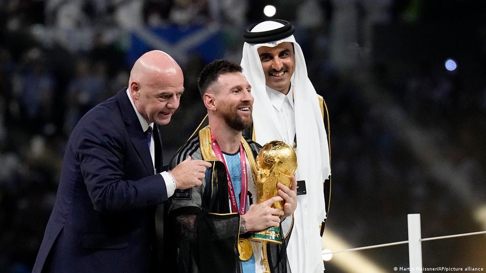 تغريد خارج السرب.. عَُماني يعرض مليون دولار مقابل بشت ميسي!