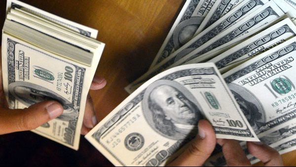 إحباط تهريب عملات أجنبية عبر مطار القاهرة