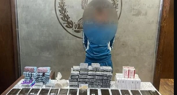العثور على هيروين وحشيش وأقراص مخدرة بحوزة شخص في المقطم