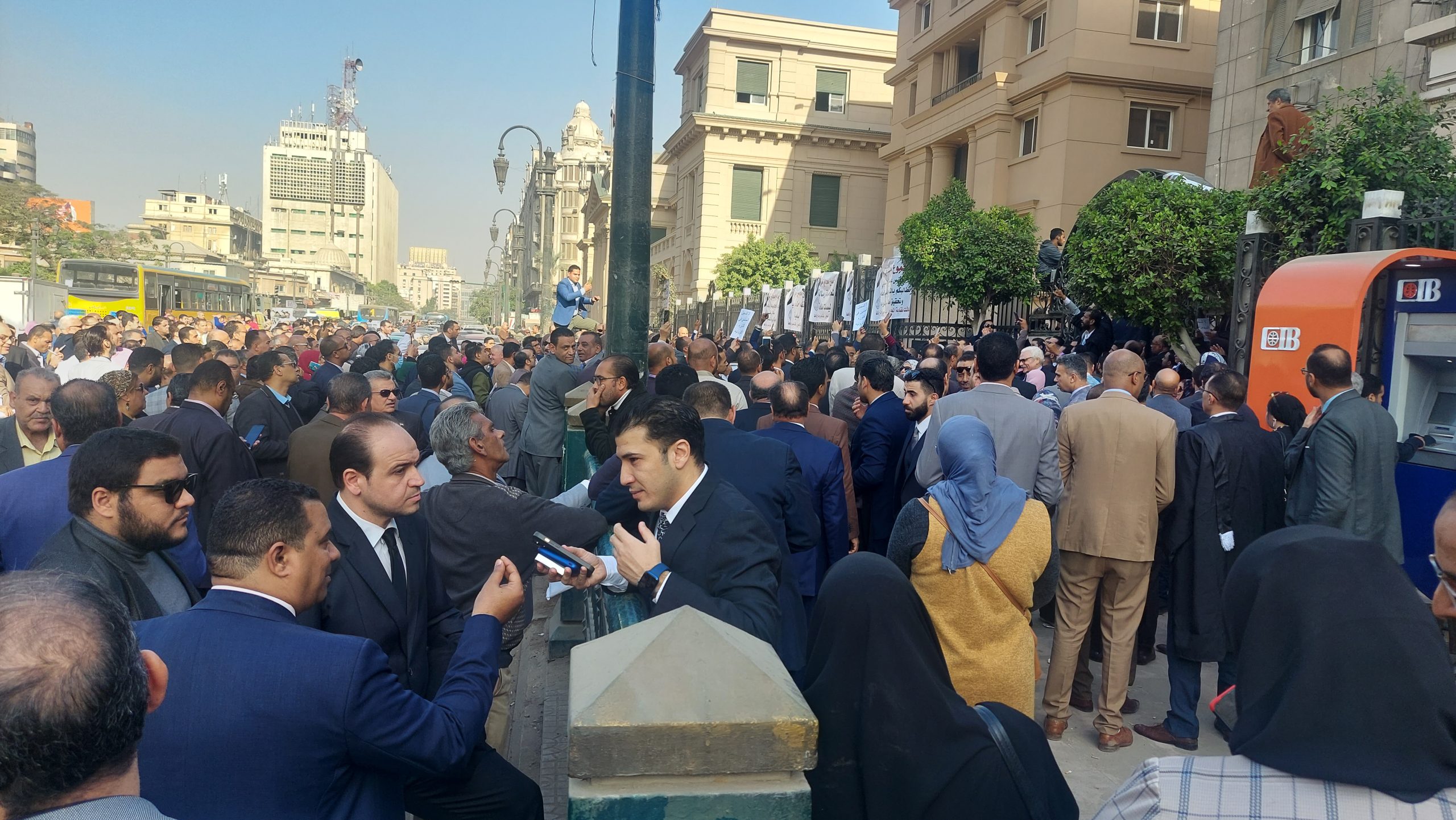 وقفة احتجاجية للمحامين اعتراضًا على الفاتورة الإلكترونية" صور"