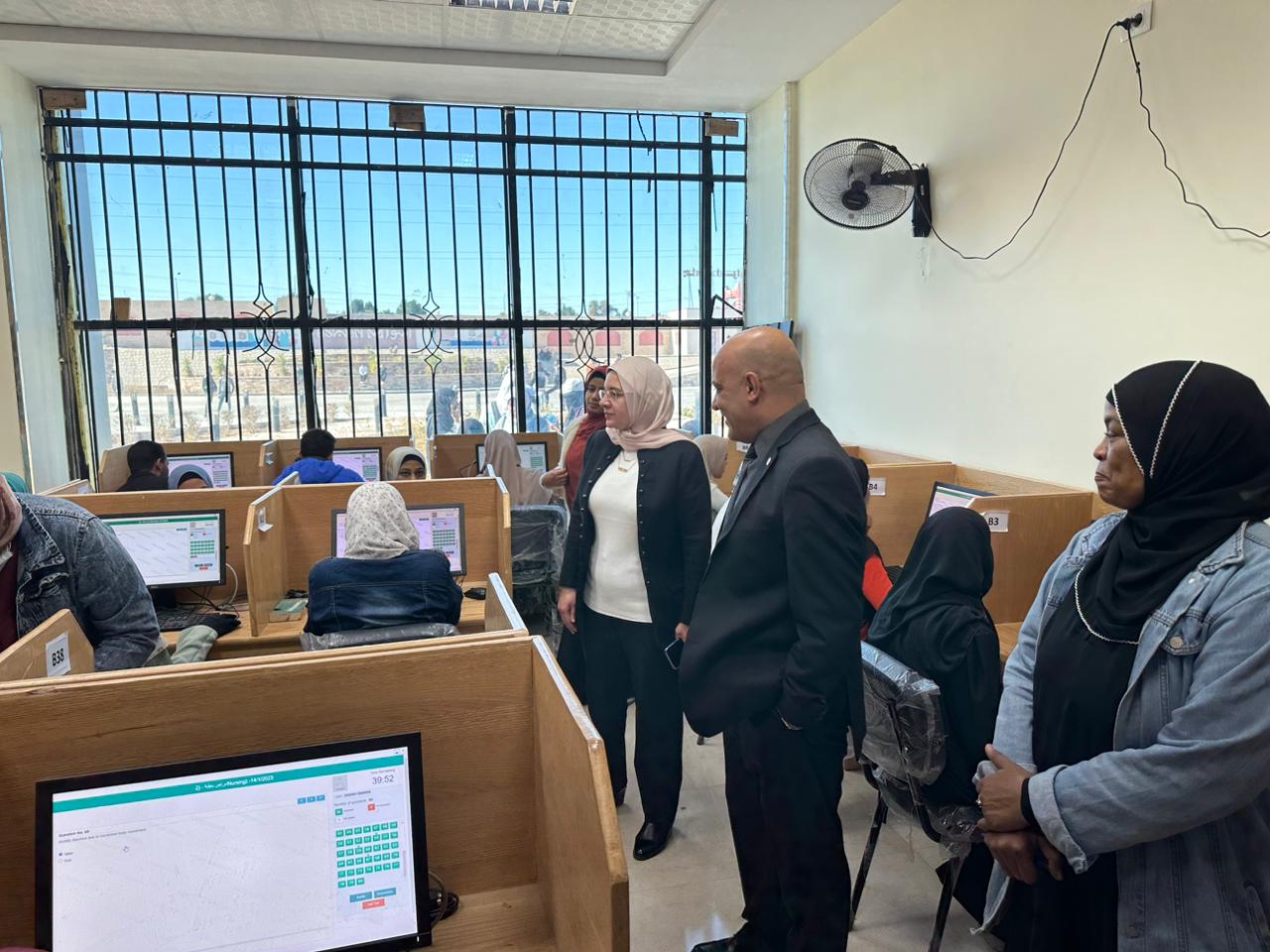 برفقة رئيس الجامعة.. النائبة ريهام عبدالنبي تتفقد سير الامتحانات بـ "كلية التمريض بأسوان".. وترصد بعض الصعوبات التي تواجه الجامعة