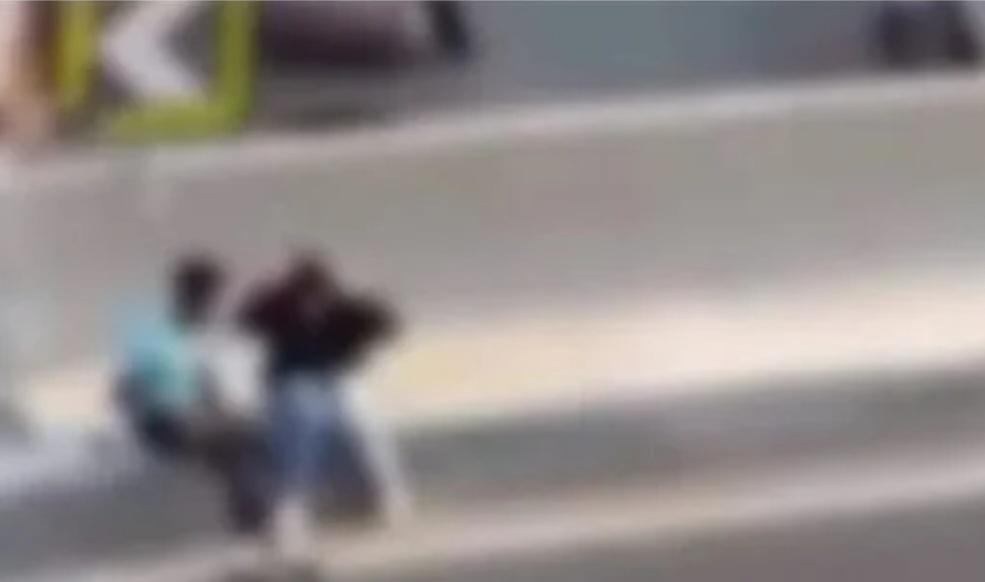 يواجه الحبس 3 سنوات.. لماذا تبحث الشرطة عن مصور فيديو الكوبري؟