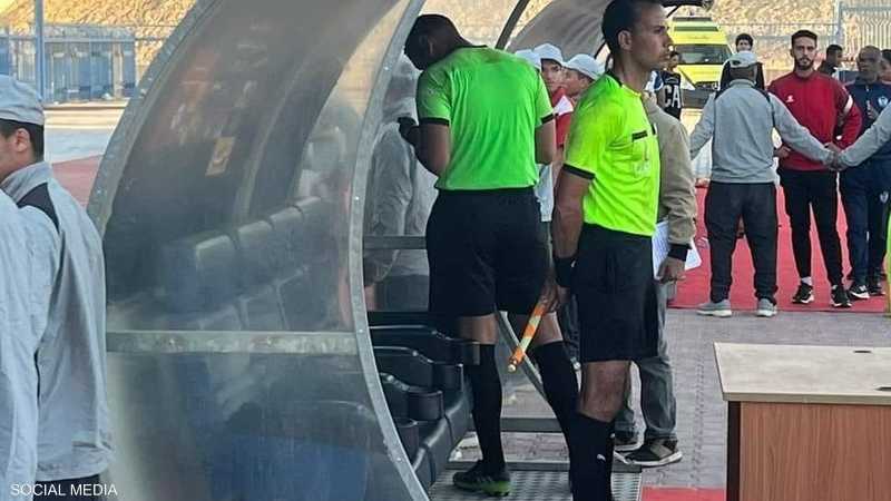 حكم مصري يلغي هدفا مستعينا بهاتفه بدلا من "الفار"
