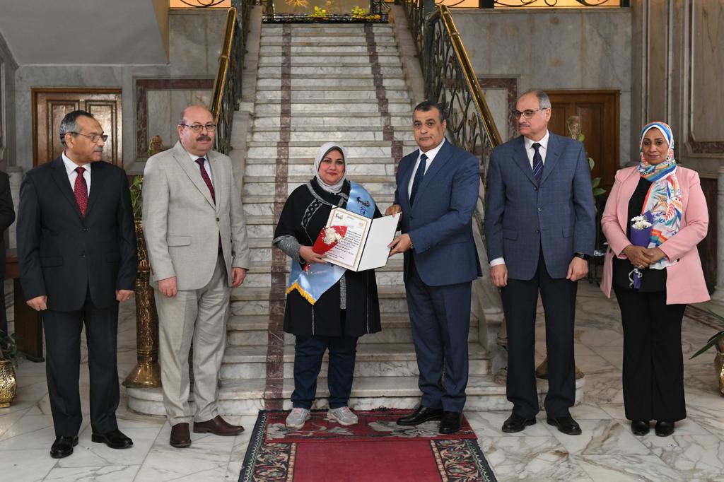 وزير الدولة للإنتاج الحربي" يكرم الأمهات المثاليات بالجهات التابعة