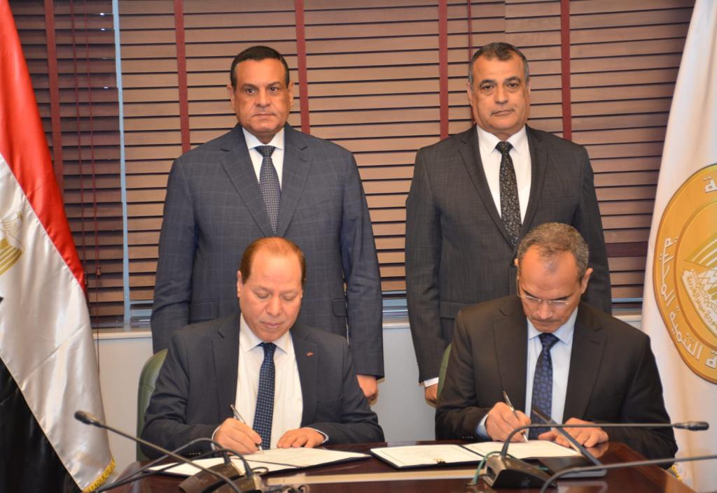 وزيرا التنمية المحلية والدولة للإنتاج الحربي يشهدان توقيع عقد اتفاق لتأثيث وتجهيز 329 من مجمعات الخدمات الحكومية بقري " حياة كريمة " بتكلفة 662 مليون جنيه*
