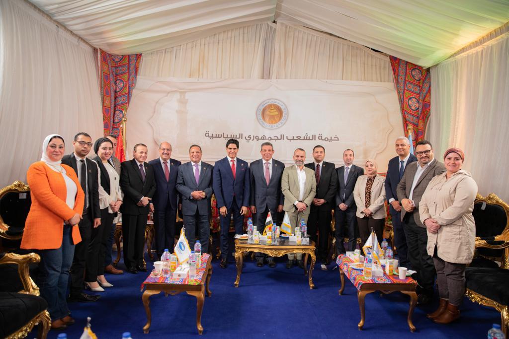 طاولة نقاش ثرية تحتضنها "خيمة حزب الشعب الجمهوري" للبحث عن القواسم المشتركة.