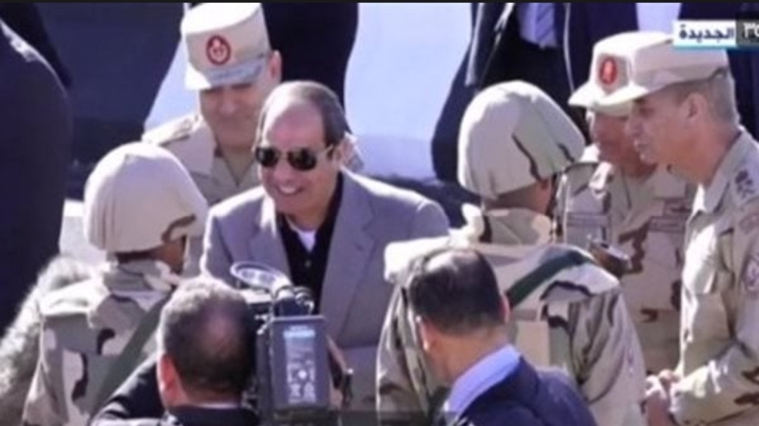 السيسي لمقاتلي شرق القناة: بيكم الأزمة دي وأزمة الدولار هتعدي وتبقى تاريخ