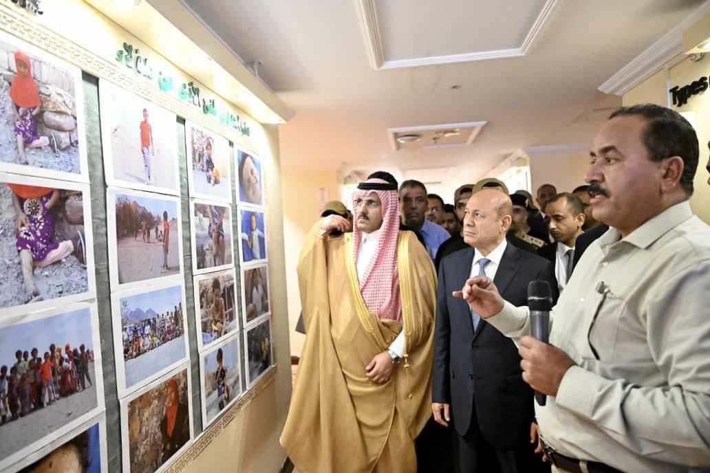 بالصور.. الرئيس اليمني يزور مكتب «مسام» في عدن ويشيد بالنجاحات الإنسانية للمشروع