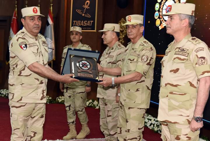 وزير الدفاع والإنتاج الحربى يلتقى بعدد من قادة القوات المسلحة ويكرم الفائزين فى بطولة الدرع العام للرماية الدولية على مستوى القوات المسلحة