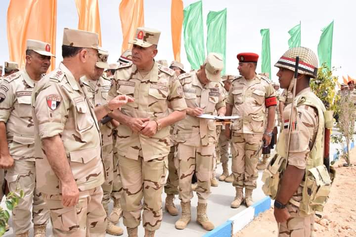 رئيس أركان حرب القوات المسلحة يشهد المرحلة الرئيسية لمشروع تكتيكى بجنود بالذخيرة الحية ( رعد - 33 ) لإحدى وحدات المنطقة الغربية العسكرية