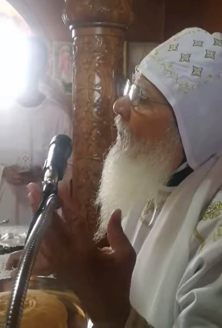عودة الانبا متياس بعد ١٨ عاما يثير الجدل وسط مطالبات برجوعه اسقف للمحله