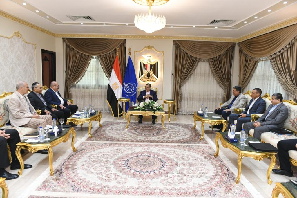 "وزير الدولة للإنتاج الحربي" يتفقد "قها للصناعات الكيماوية"